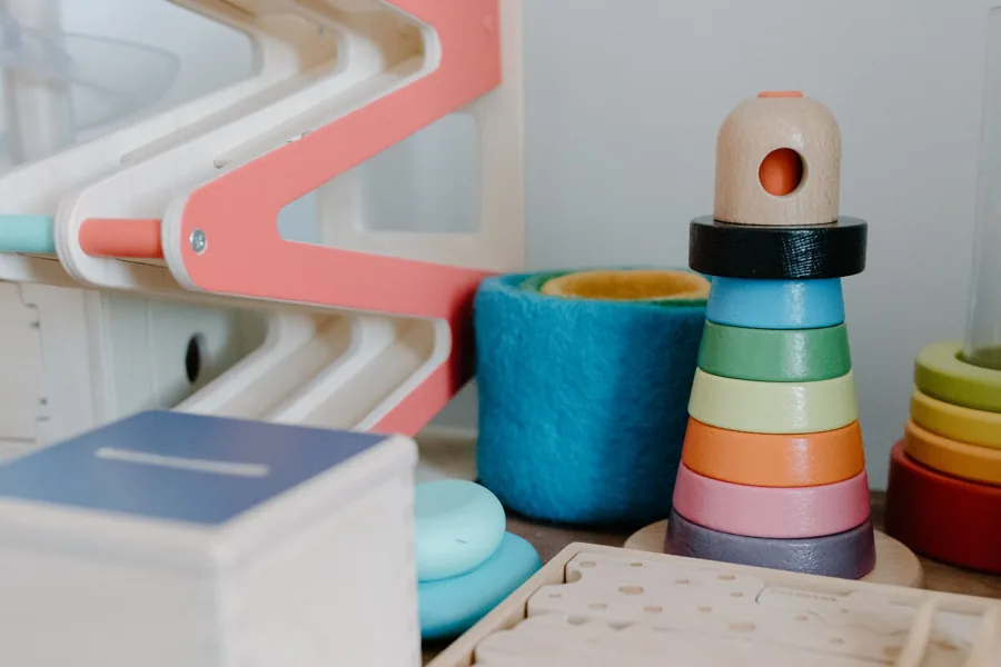 juguetes de madera en tonos pastel para estimulación infantil