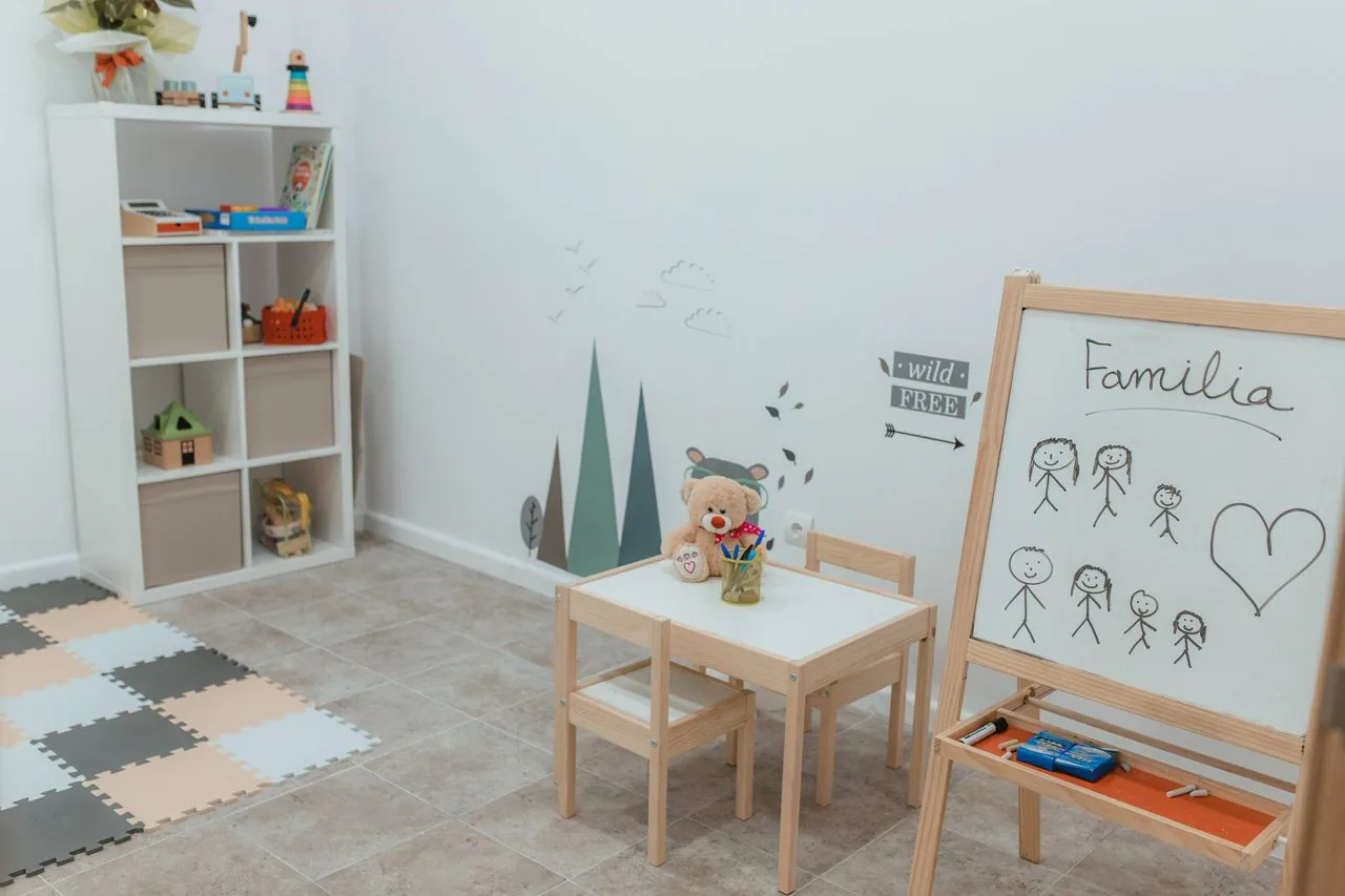 sala infantil de la consulta, con mesita, pizarra y juguetes