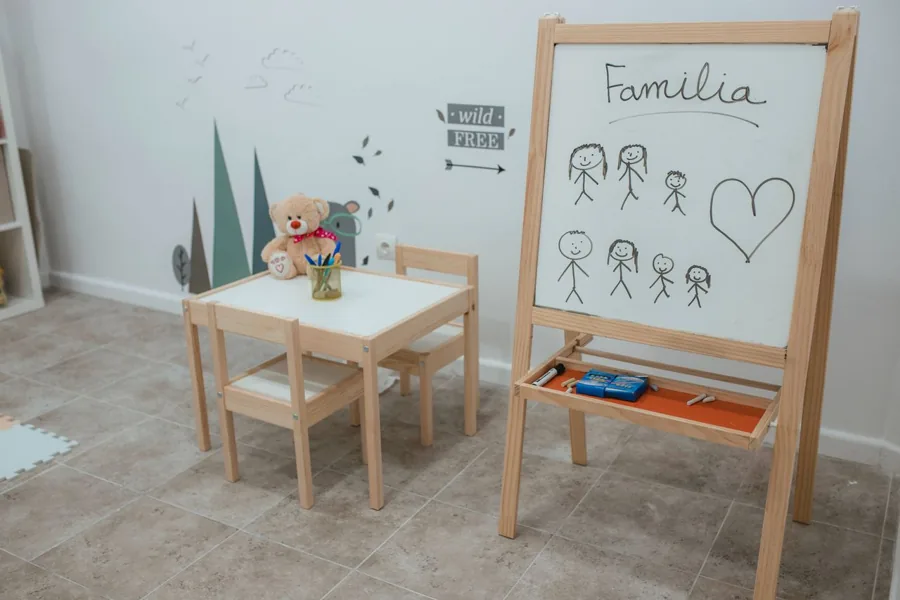 mesita y pizarra de la sala infantil de la consulta
