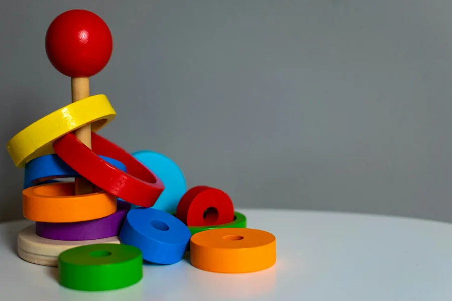 aros de colores apilables de madera